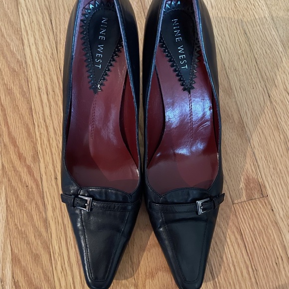 Nine West Size 8 Black leather pumps. - Picture 3 of 14